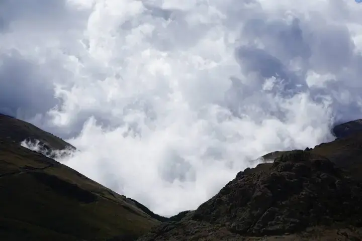 Nubes densas que llenan un valle entre montañas