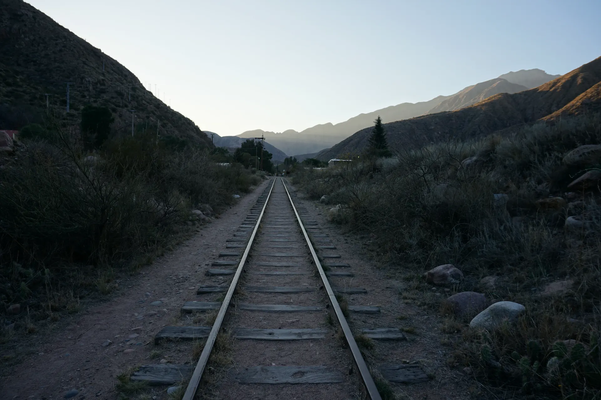 Vías de tren que se pierden entre las montañas